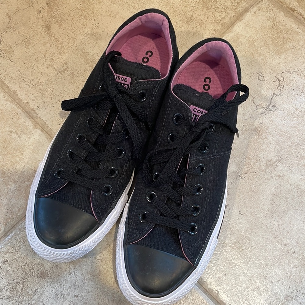 Converse womens black and purple shoes size 8, never worn. So cute!
